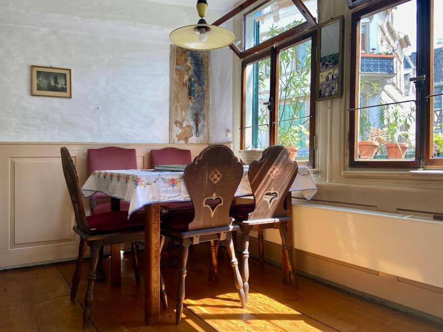 Historic Skipper`s House in Old Town