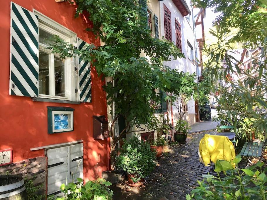 Historic Skipper`s House in Old Town