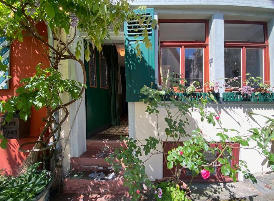 Historic Skipper`s House in Old Town