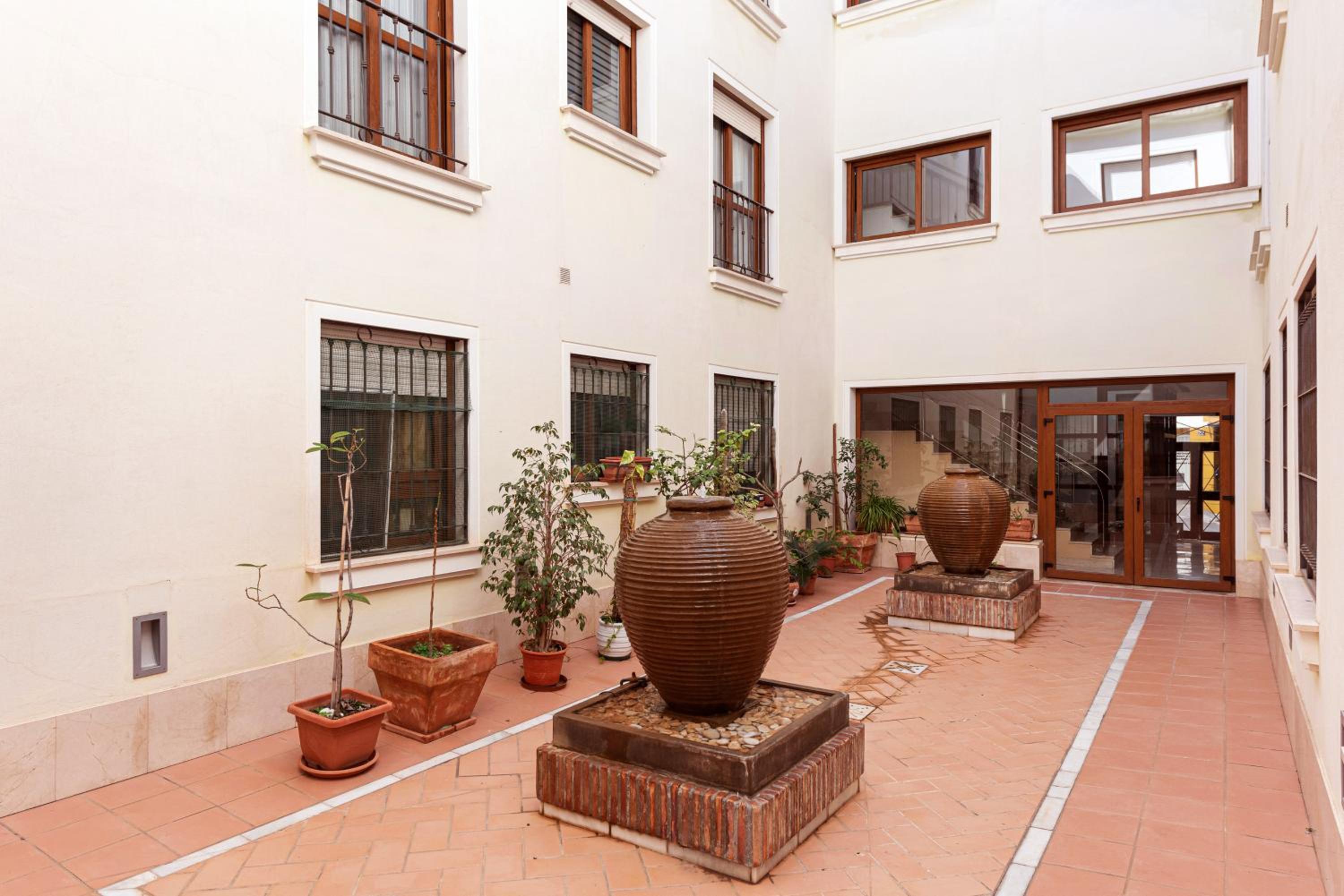 Piscina, patio privado y aparcamiento