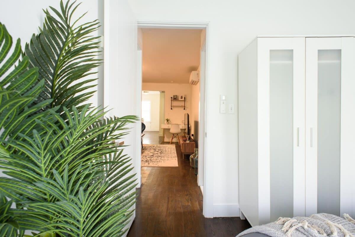39-3 Newly renovated 3 BR Prime midtown sleeps 6
