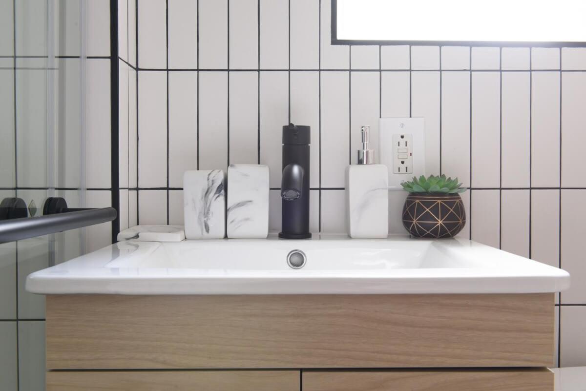 39-3 Newly renovated 3 BR Prime midtown sleeps 6