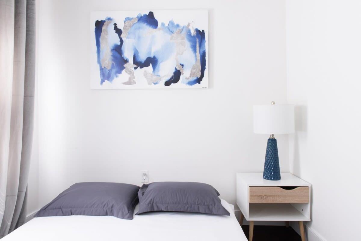 39-3 Newly renovated 3 BR Prime midtown sleeps 6
