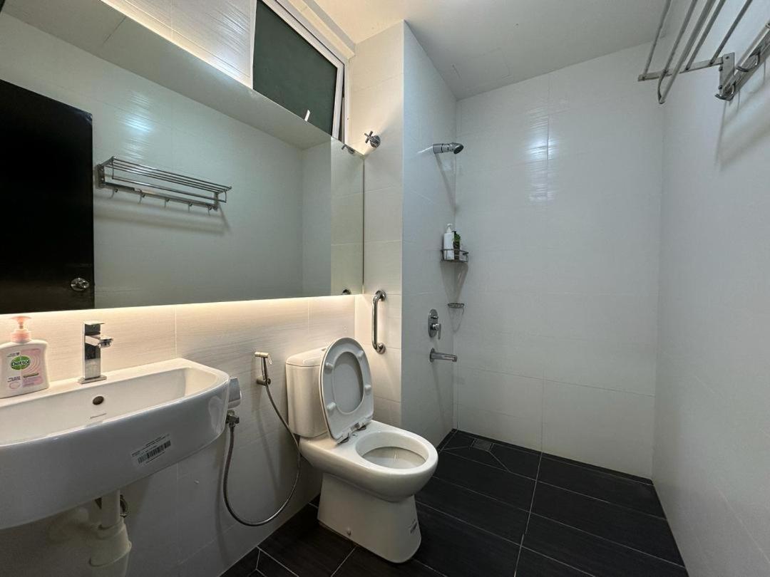 JB Twin Galaxy Residence Studio City View