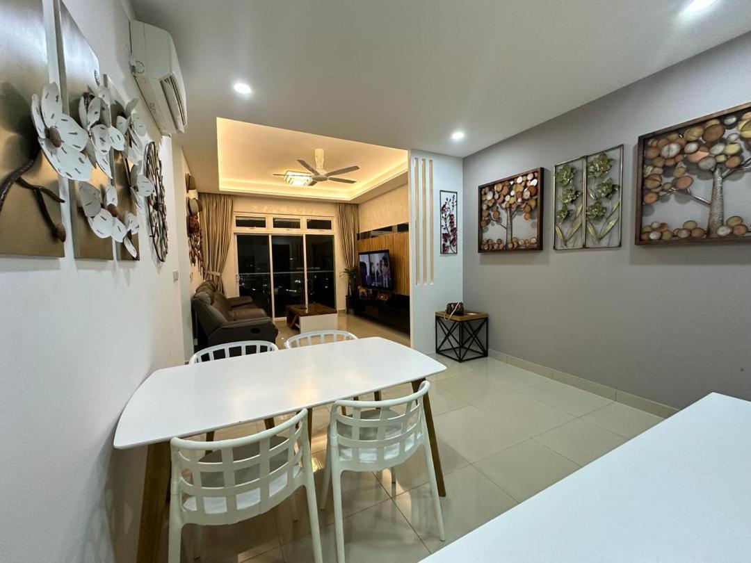 JB Twin Galaxy Residence Studio City View