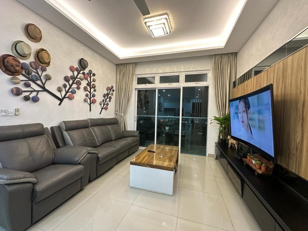 JB Twin Galaxy Residence Studio City View