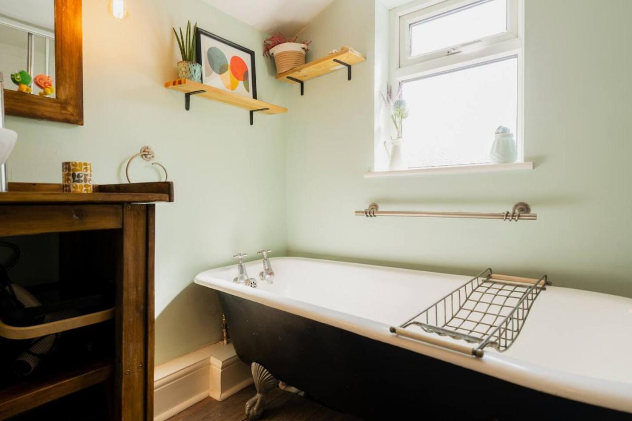 Sleeps 6 off street parking close to city view 2
