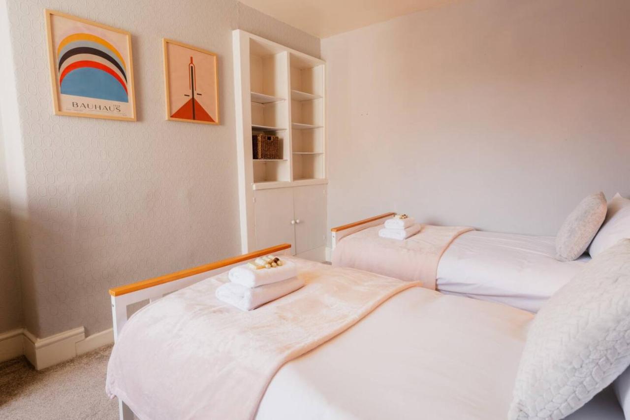 Sleeps 6 off street parking close to city view 3