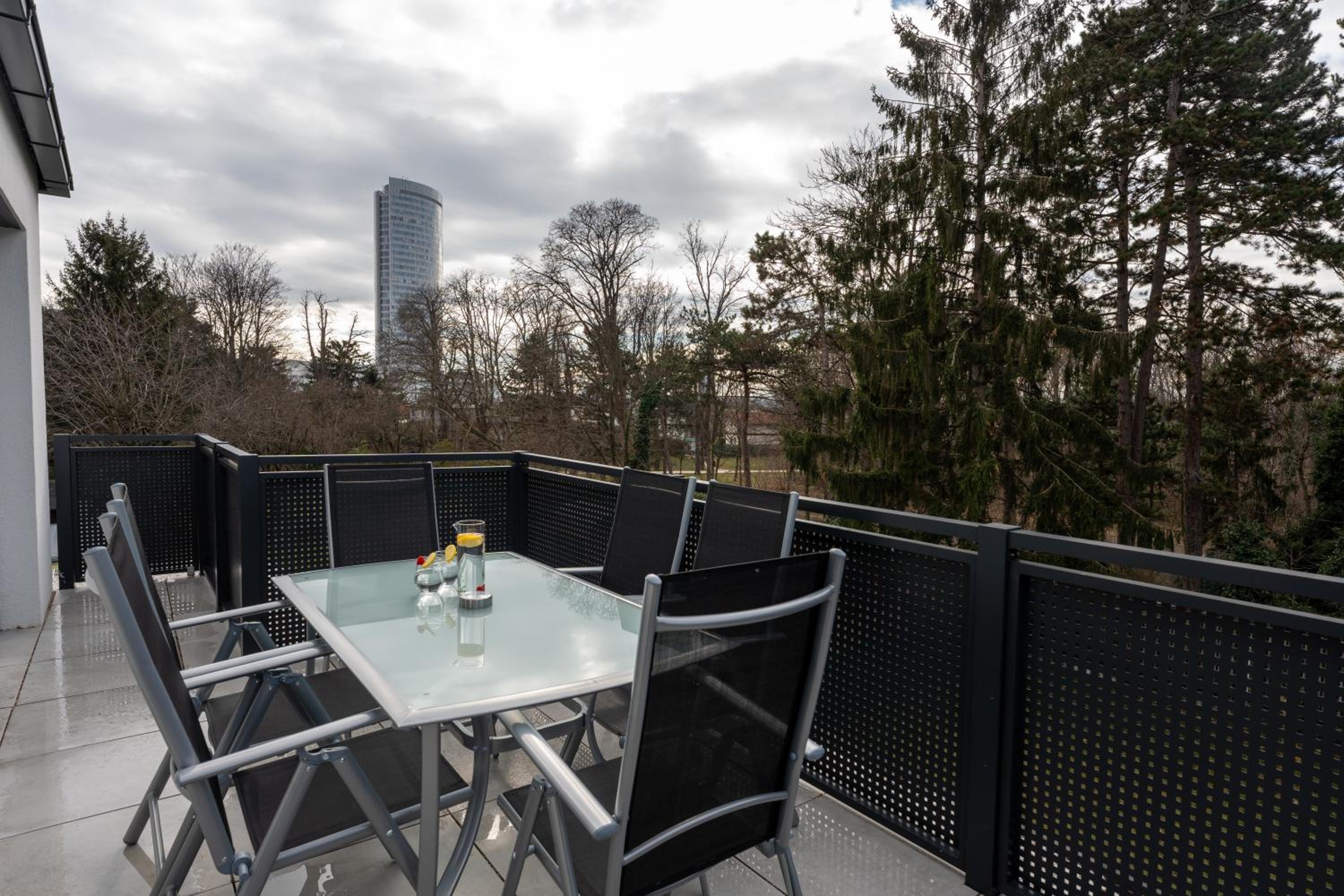 NobleNest: Terrasse - Netflix - Kaffee