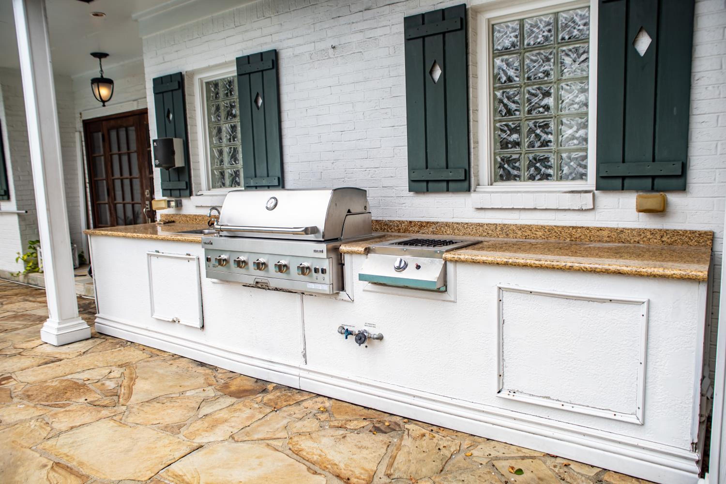 Chic 1 Bed Condo with Pool, Hot Tub, and Parking Near Downtown Mobile view 3