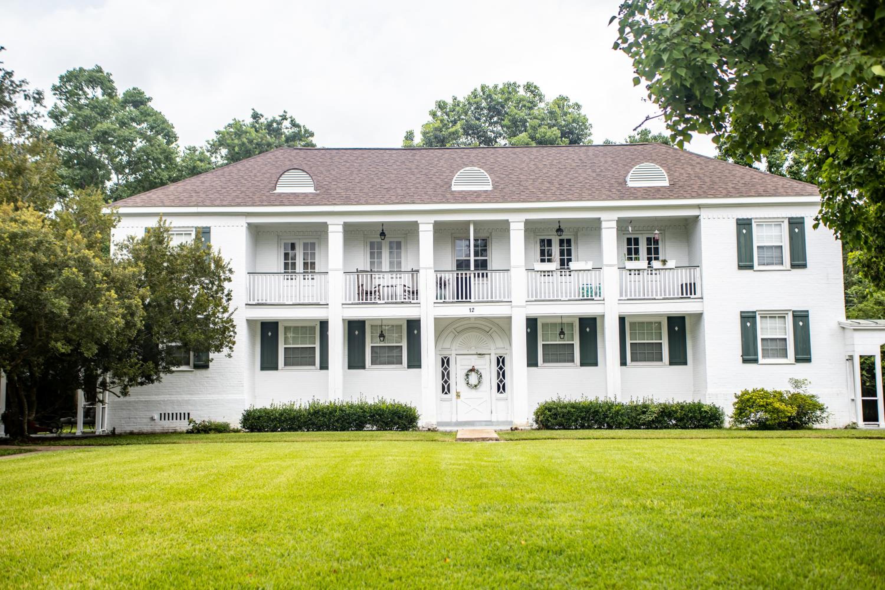 Hotel Chic 1 Bed Condo with Pool, Hot Tub, and Parking Near Downtown Mobile - Image 1