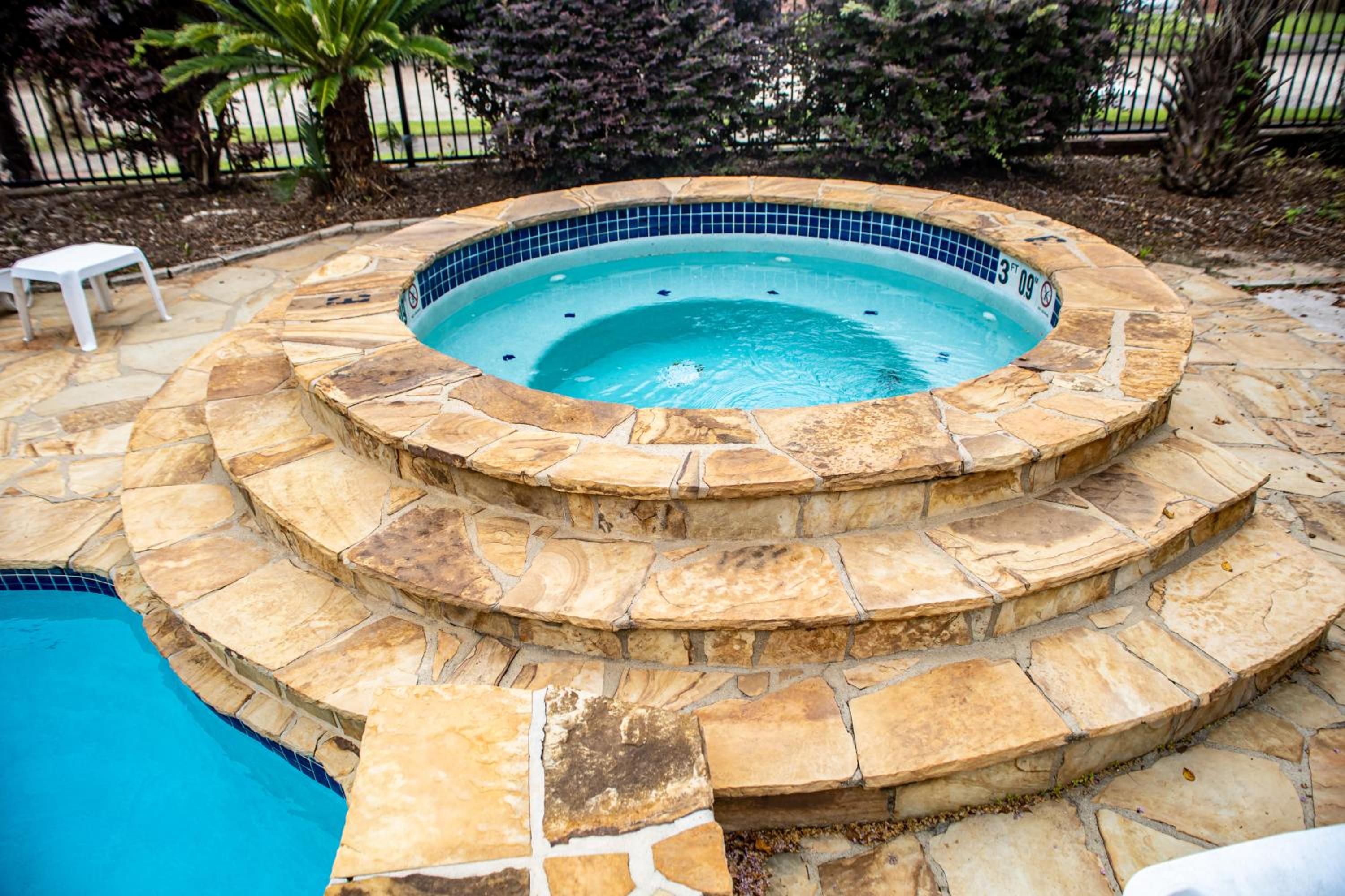 Chic 1 Bed Condo with Pool, Hot Tub, and Parking Near Downtown Mobile view 5