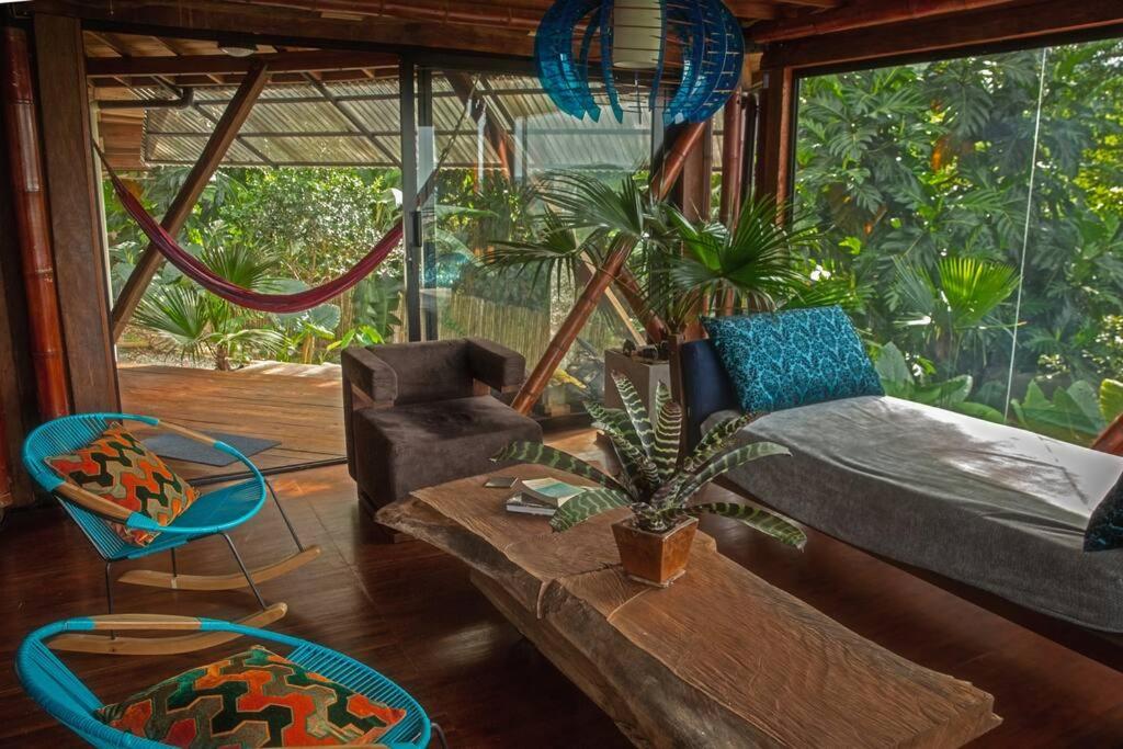 BooHouse - A Wild Cabin in Colombia