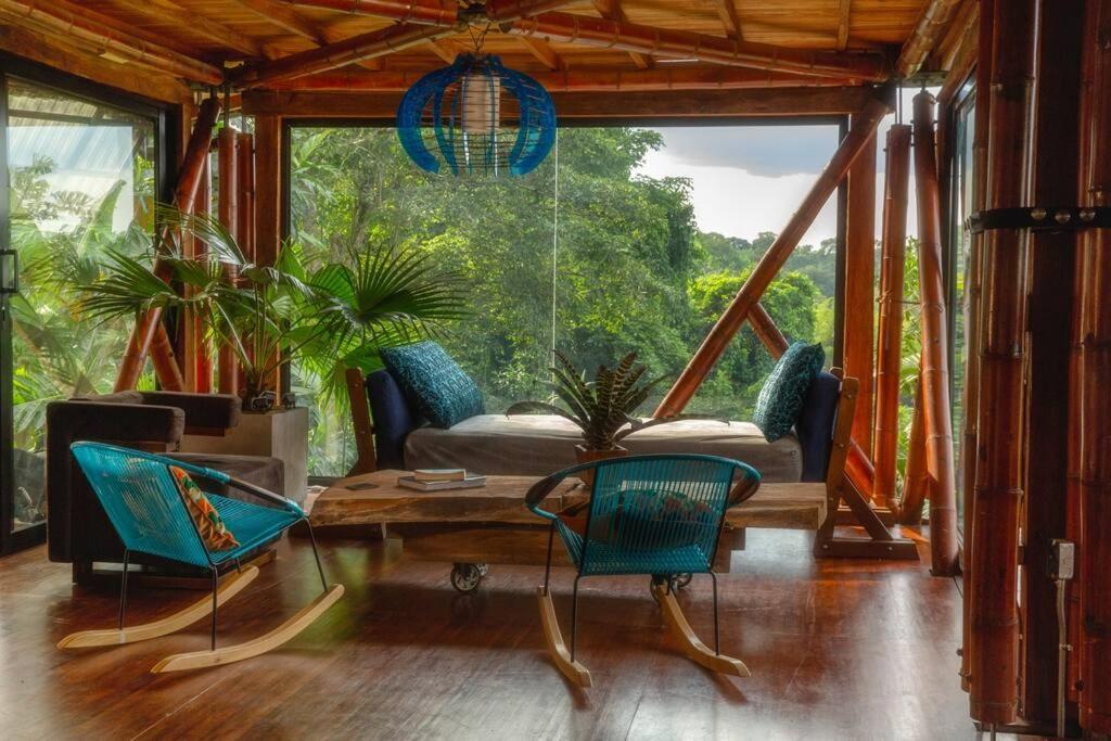 BooHouse - A Wild Cabin in Colombia