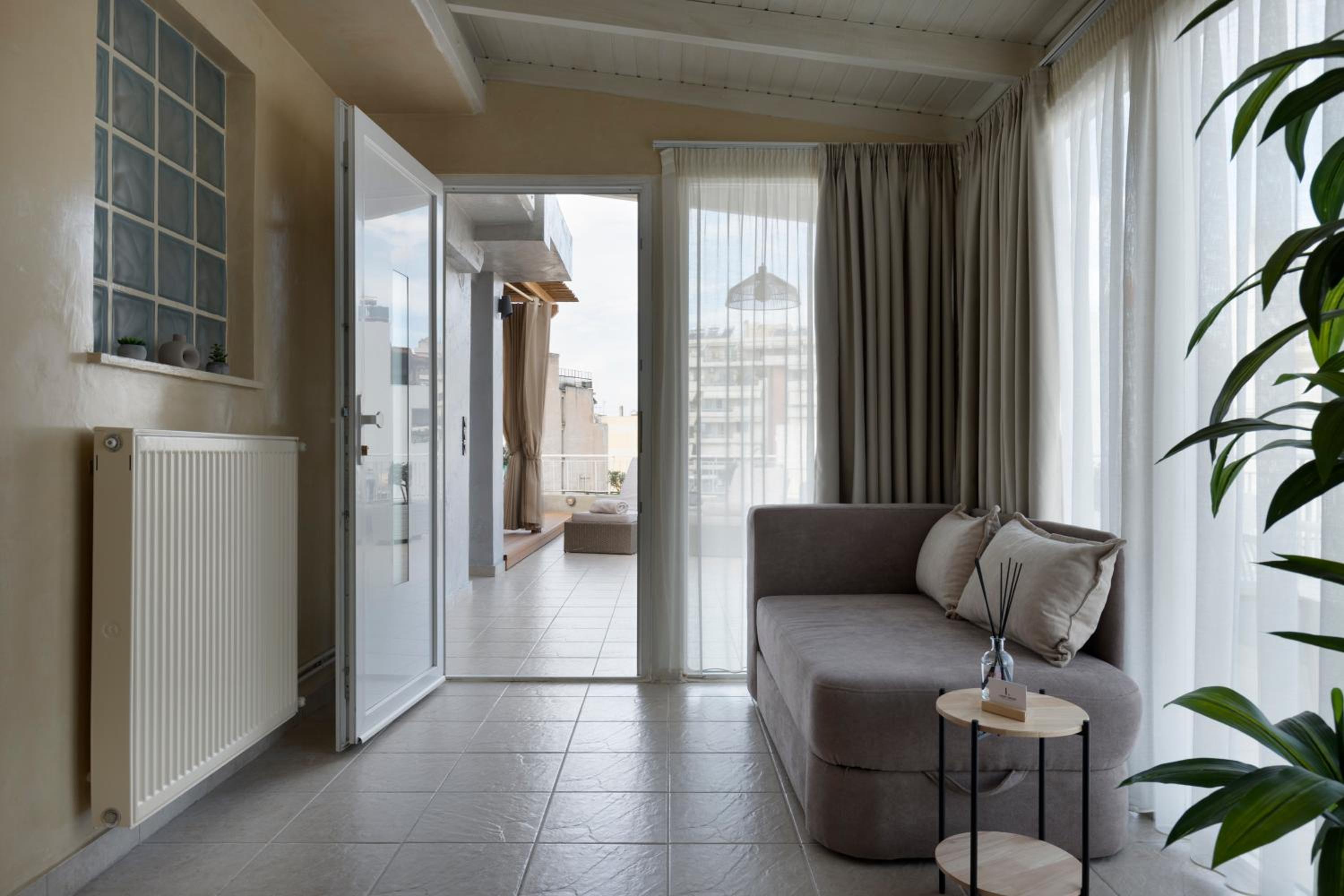 Athens Breathtaking Penthouse With Spa 5' to Metro photo 5