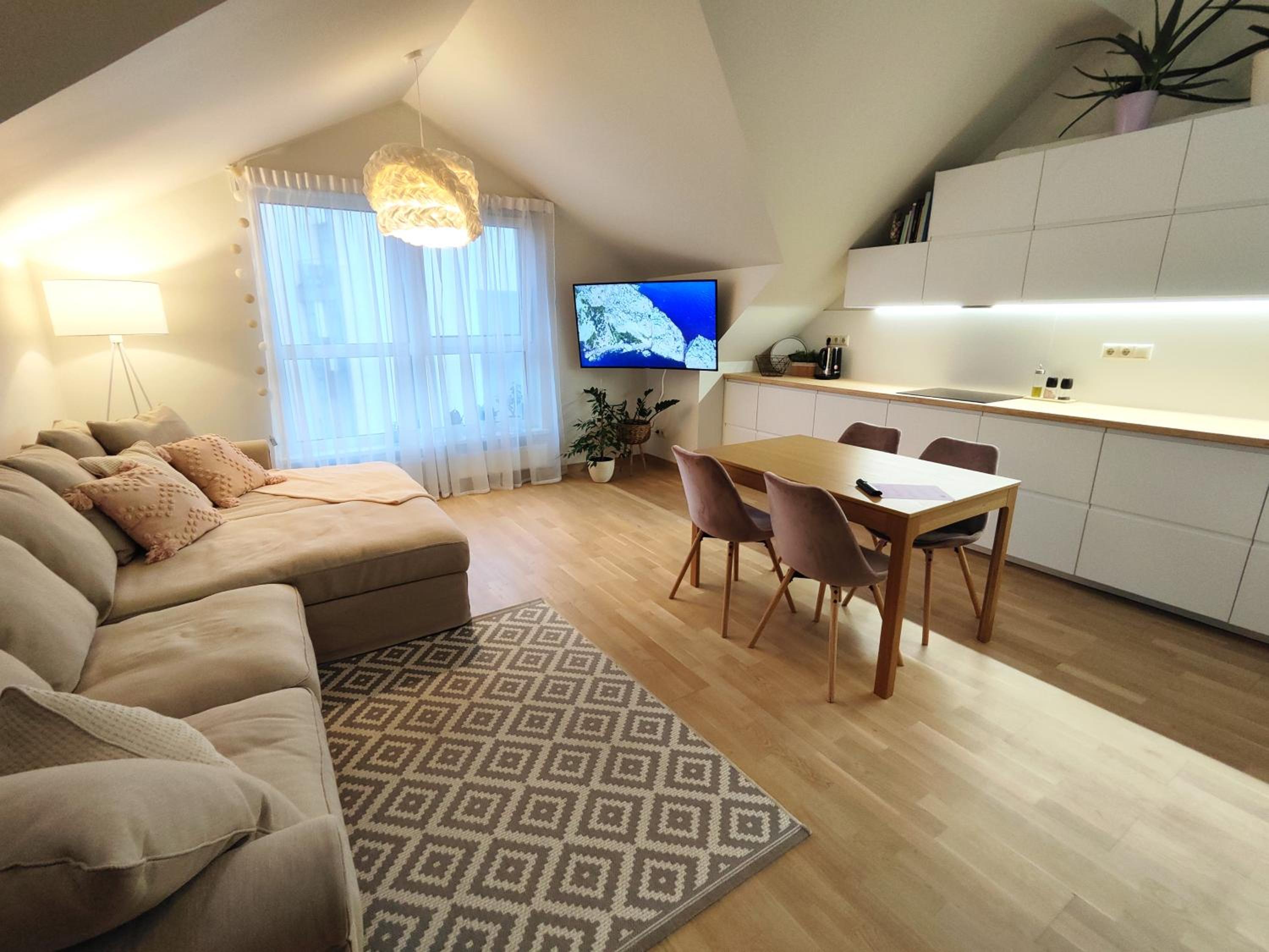 Wide & Light Apartment - Self check in view 5