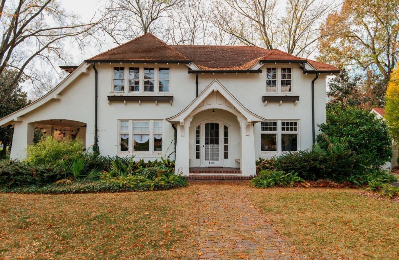 Hot Tub - Chefs Kitchen-Fenced Yard- Historic Home