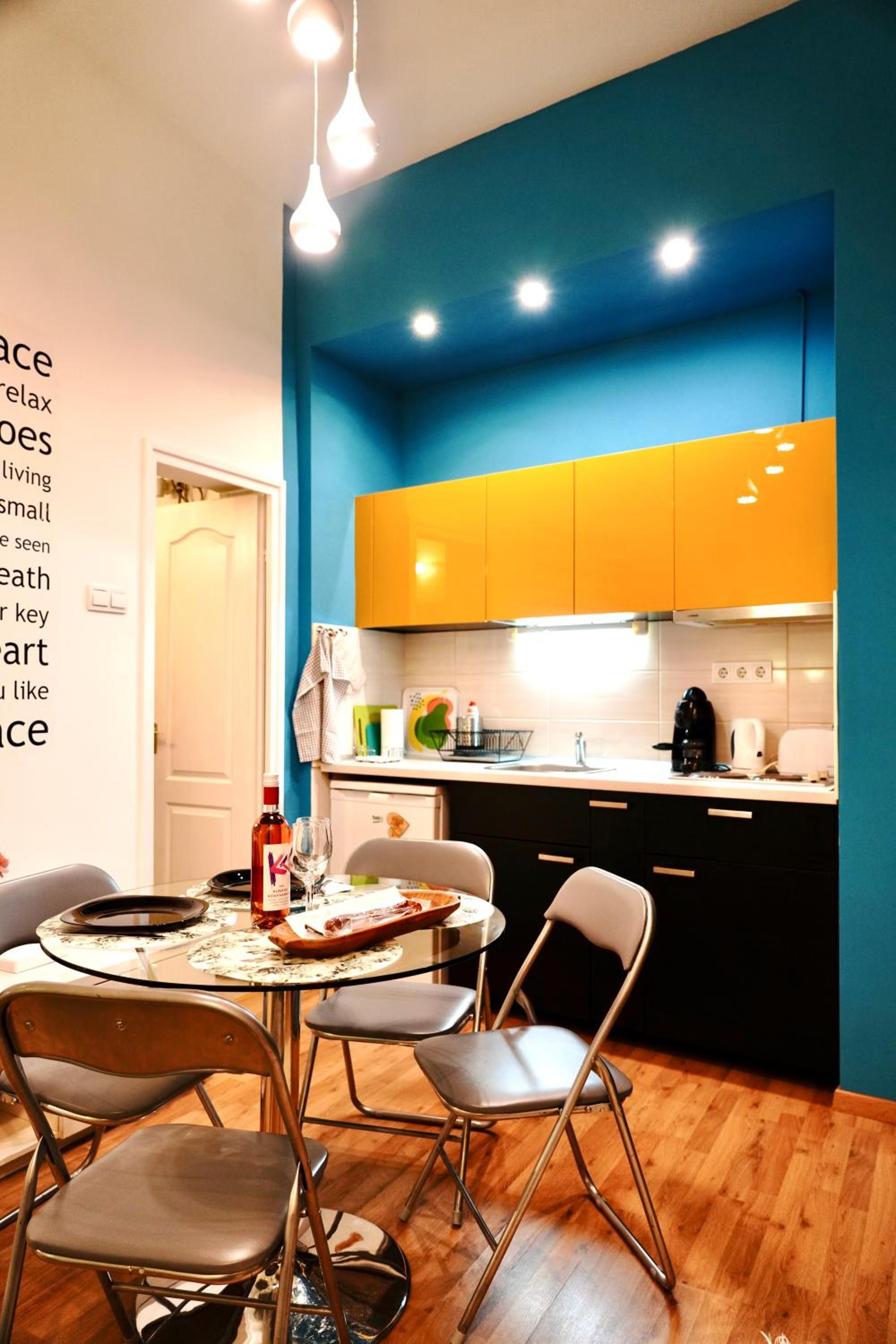 Blue home in the heart of Budapest view 4