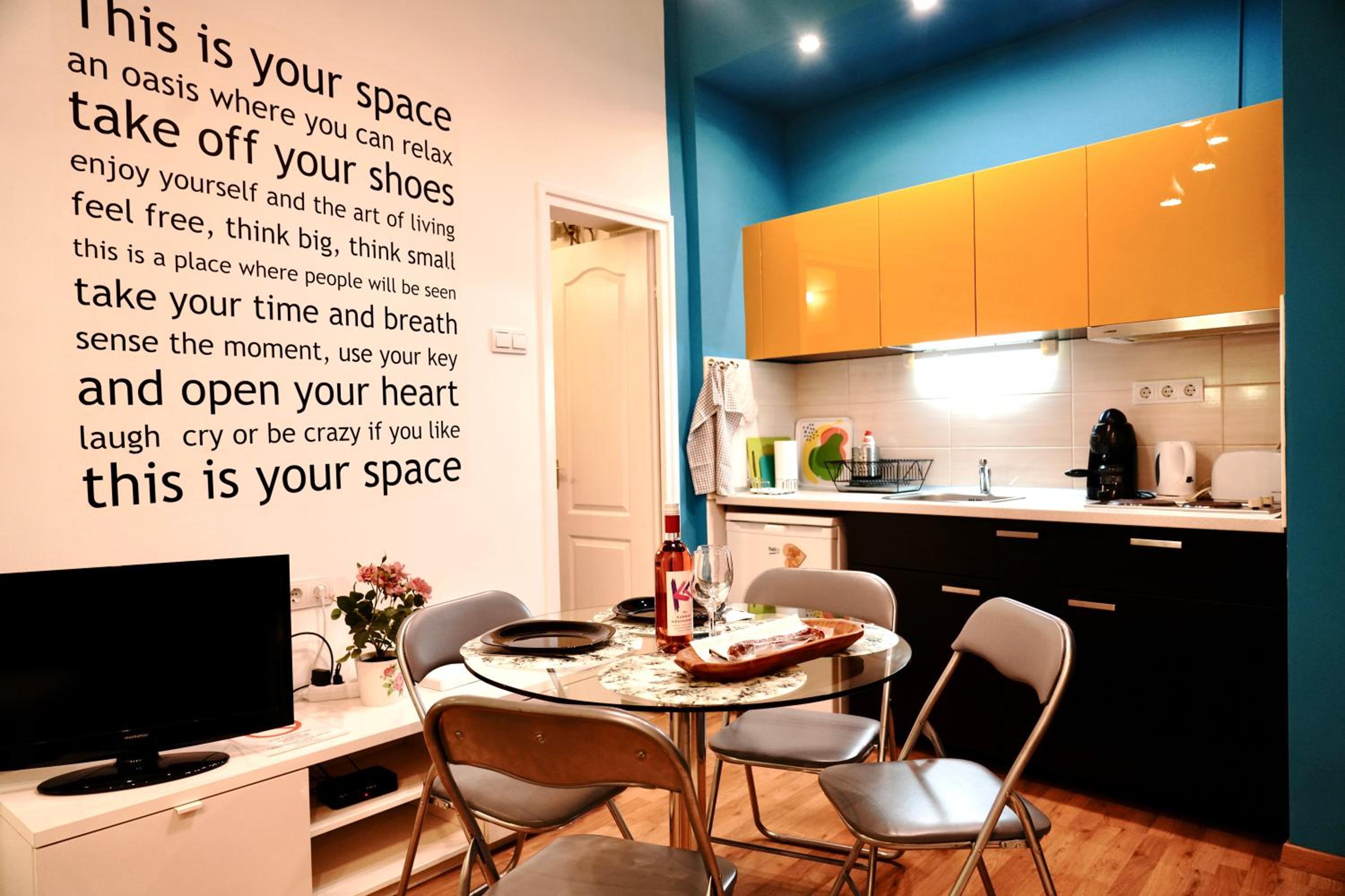 Blue home in the heart of Budapest view 3