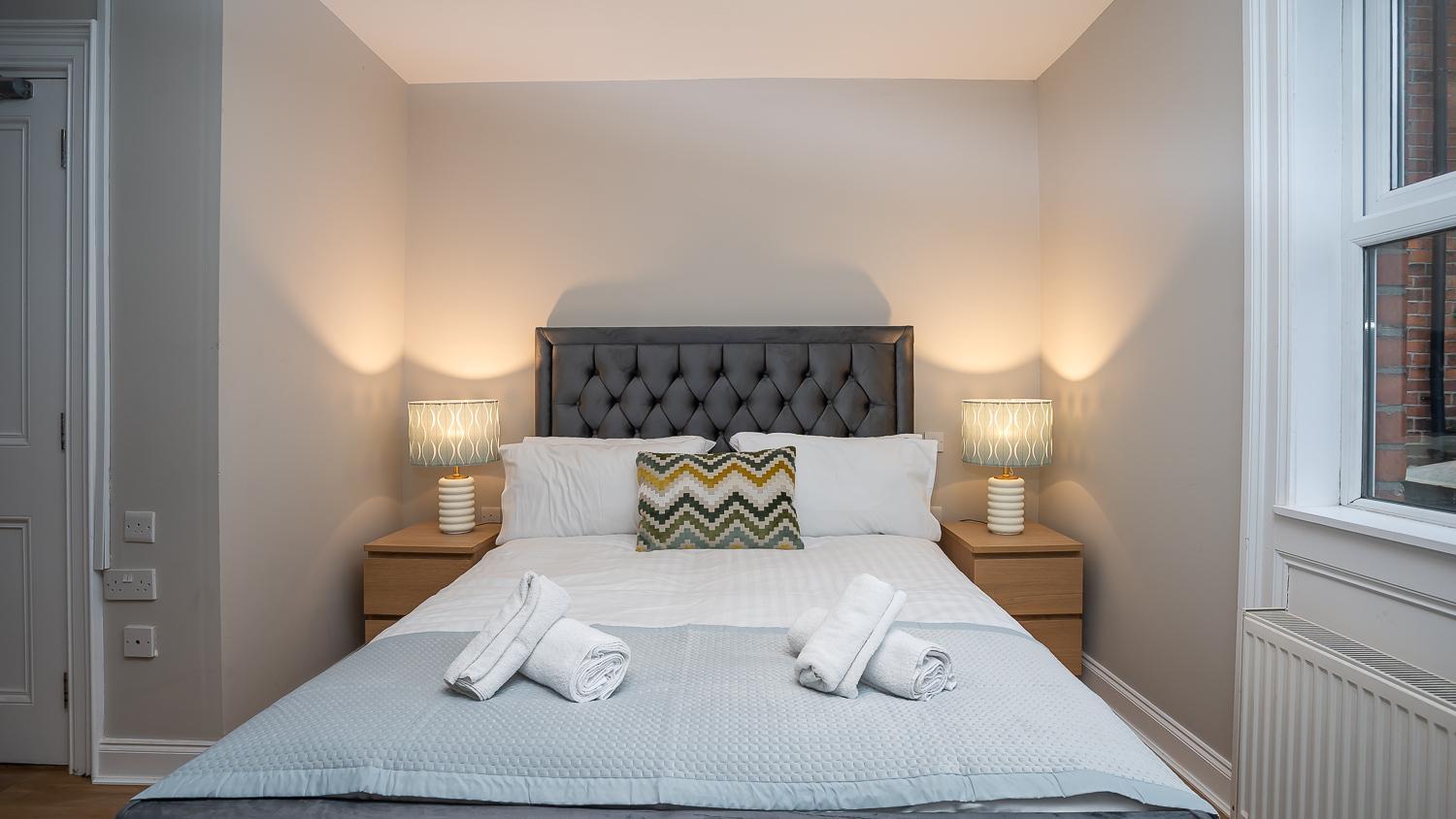 Queens Large 2 BDR & 1 BDR Apartments by Belfast City Breaks view 3