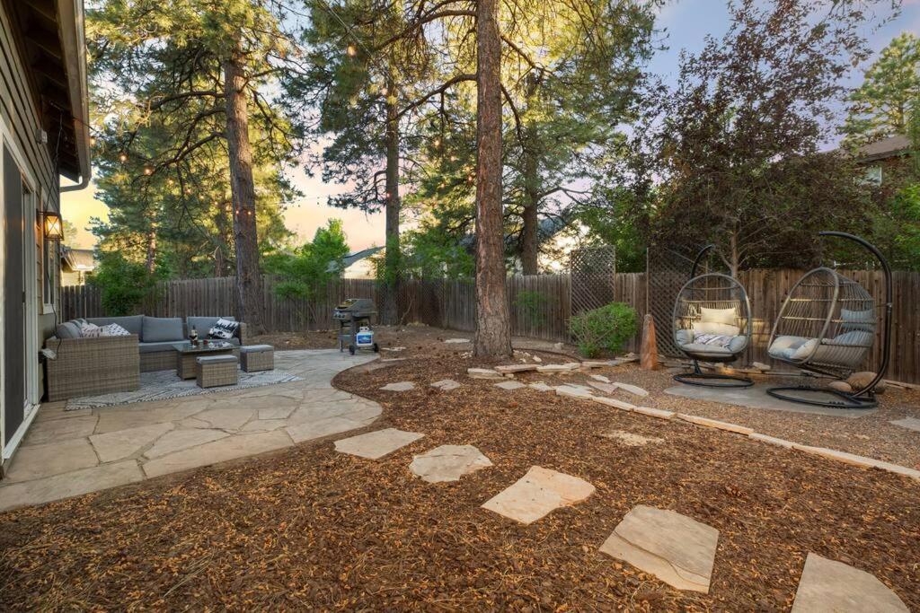 The Rock Trail House+Renovated+Modern+Fireplace+EV+Nice Yard view 3