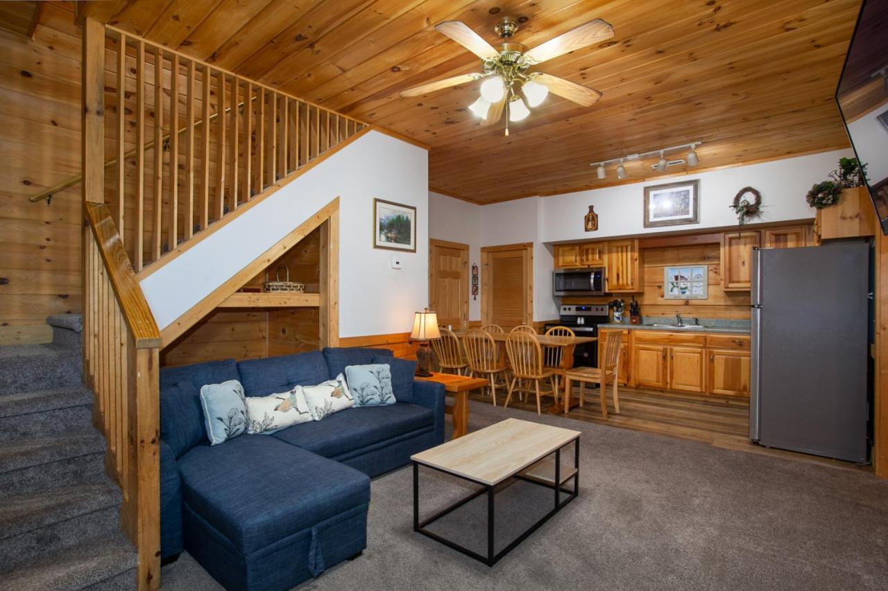 5 Mins to Pigeon Forge Strip w/ Hot Tub+Grill+MORE view 3