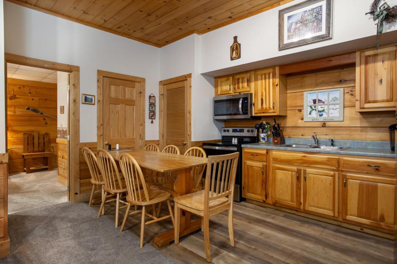 5 Mins to Pigeon Forge Strip w/ Hot Tub+Grill+MORE view 5