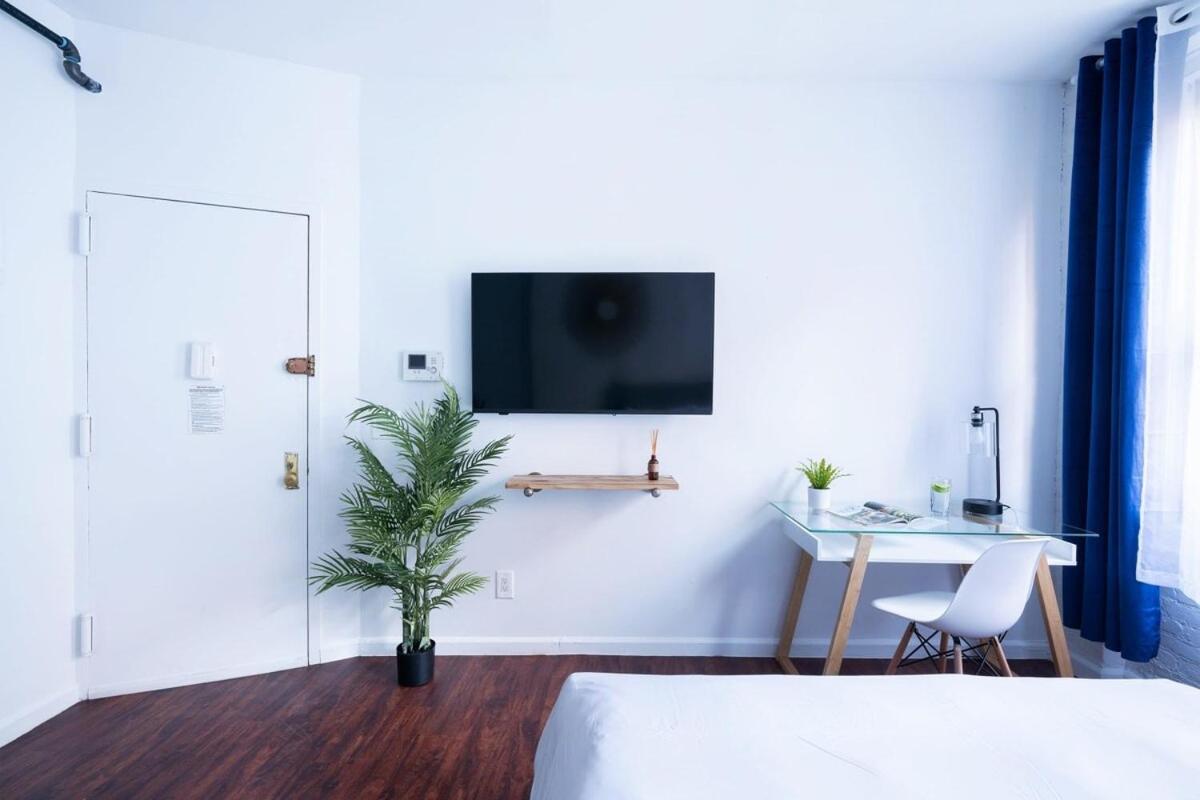 83-2FE UES Central Park Newly Furnished Studio