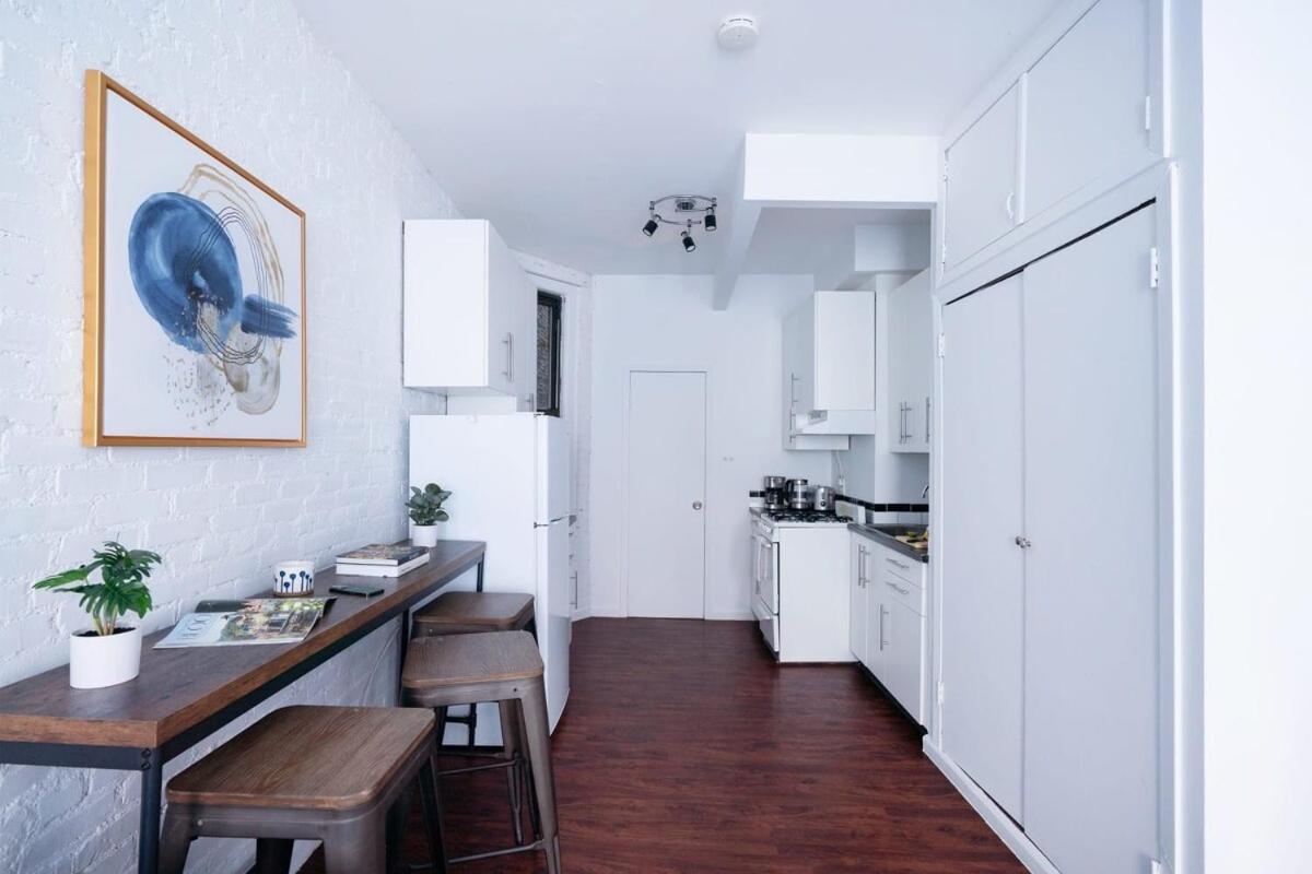 83-2FE UES Central Park Newly Furnished Studio