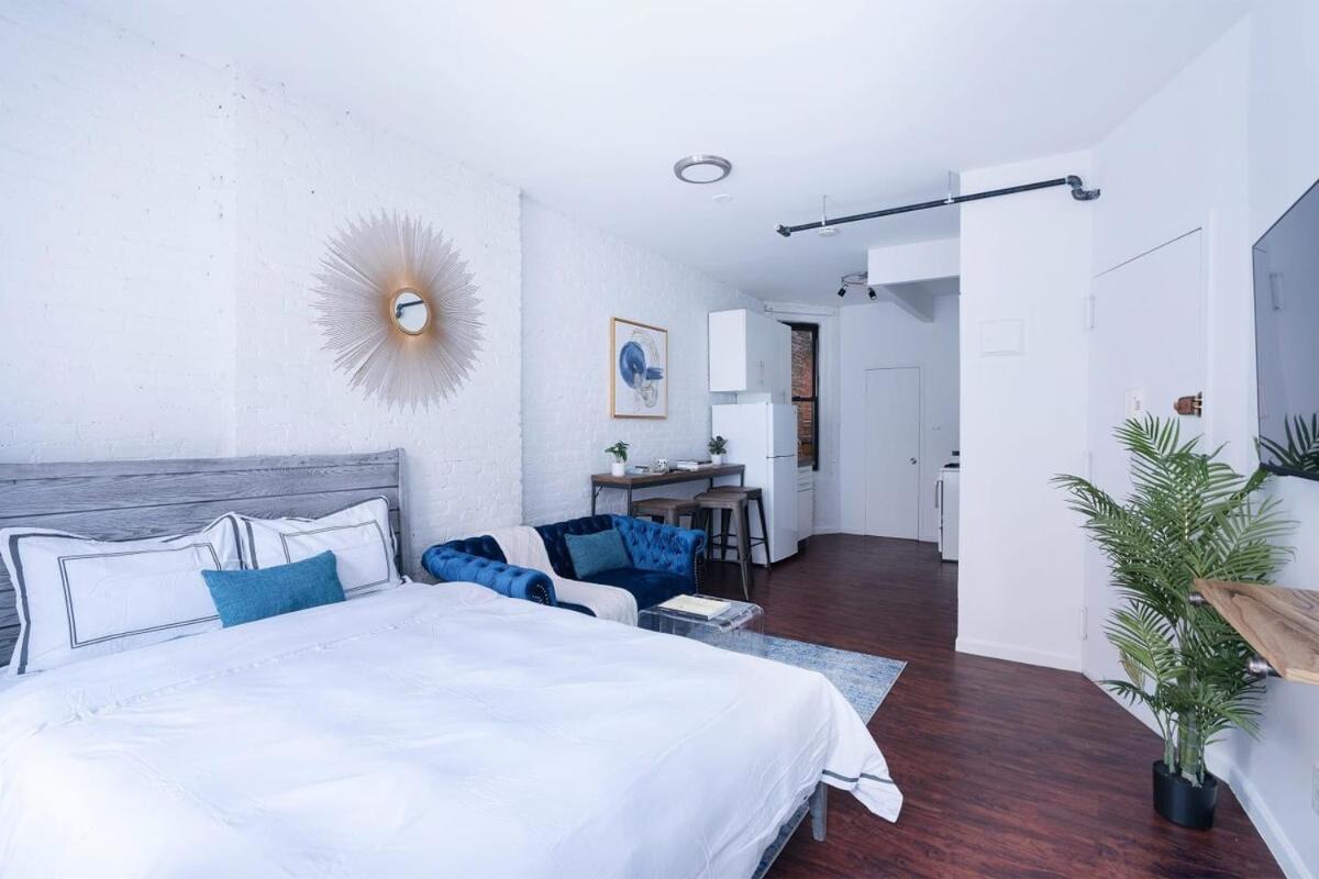 83-2FE UES Central Park Newly Furnished Studio
