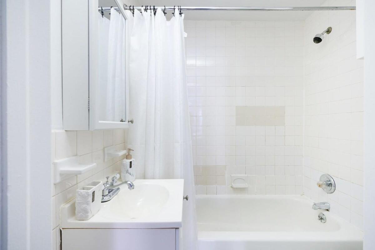 83-2FE UES Central Park Newly Furnished Studio