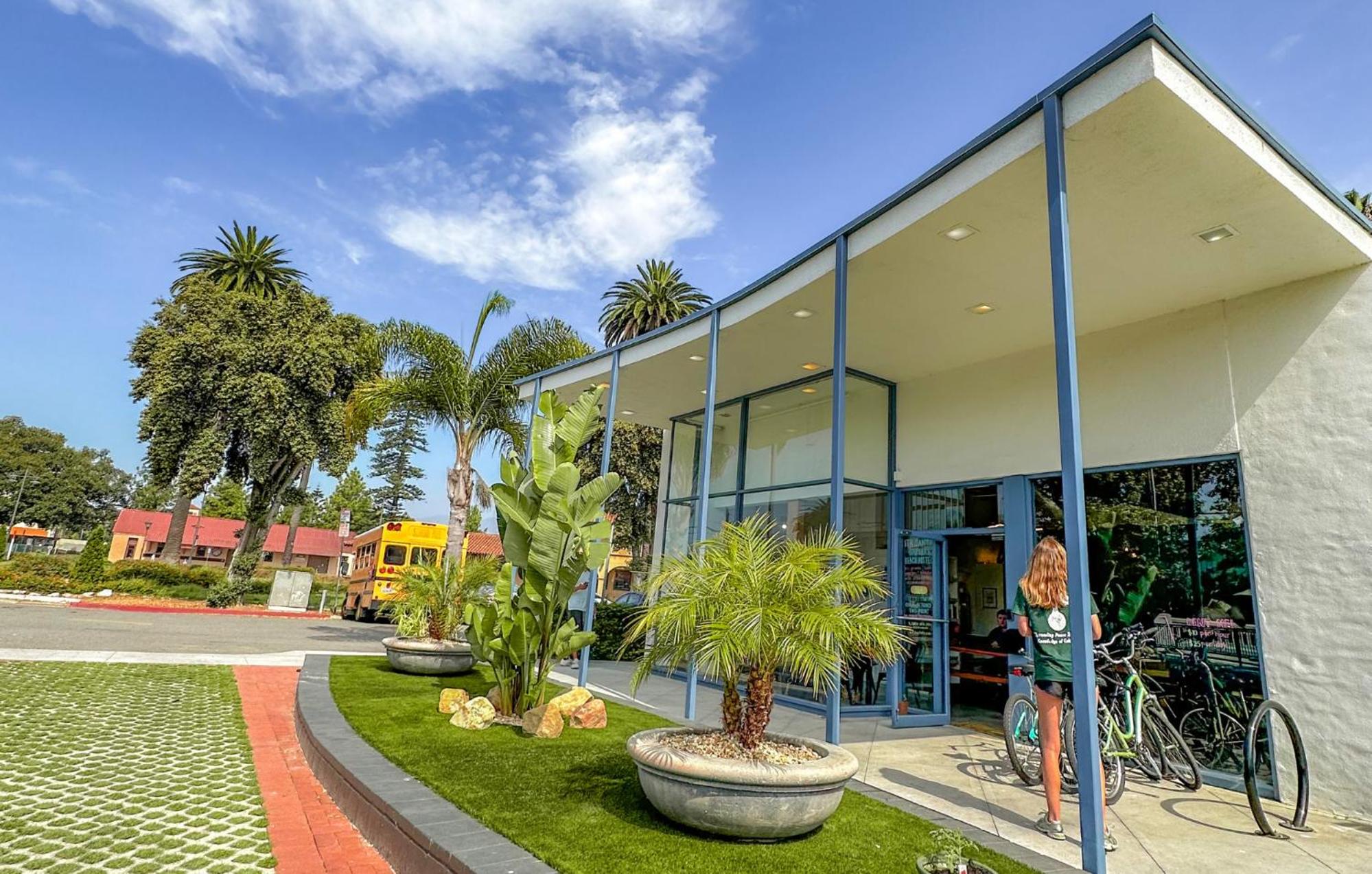 ITH Santa Barbara Surf Hostel view 2