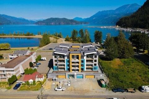 Dreamy Panoramic Lakeview 1 Bedroom plus Den