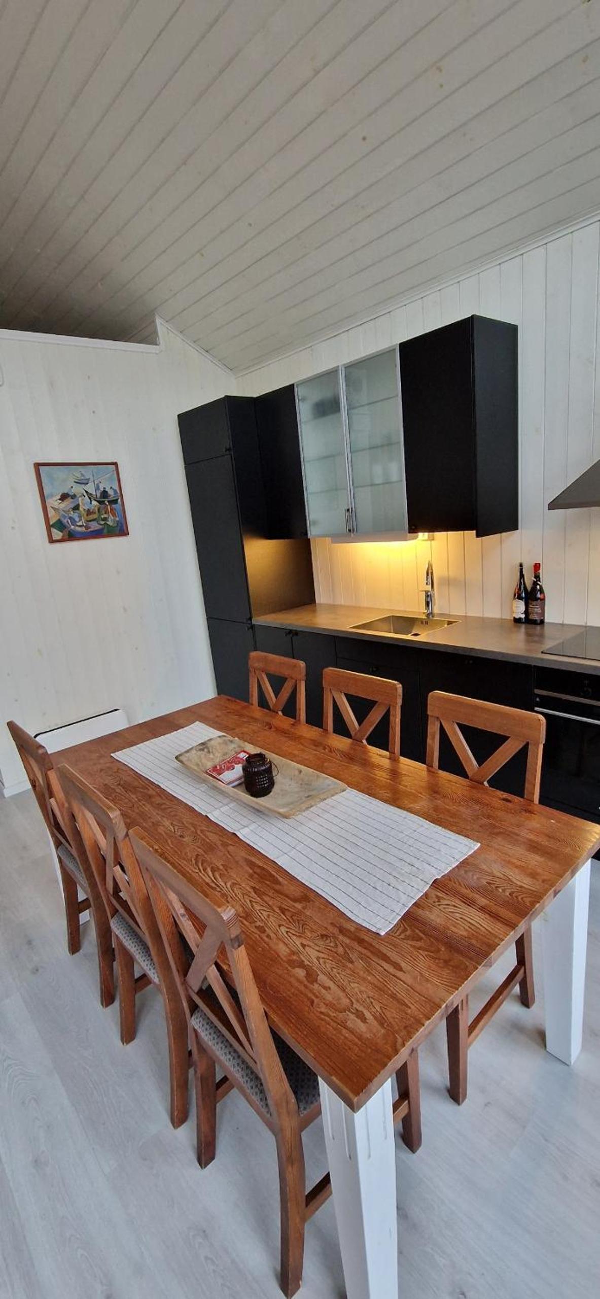 Modern waterfront rorbu with terrace and stunning sea view - free parking view 5