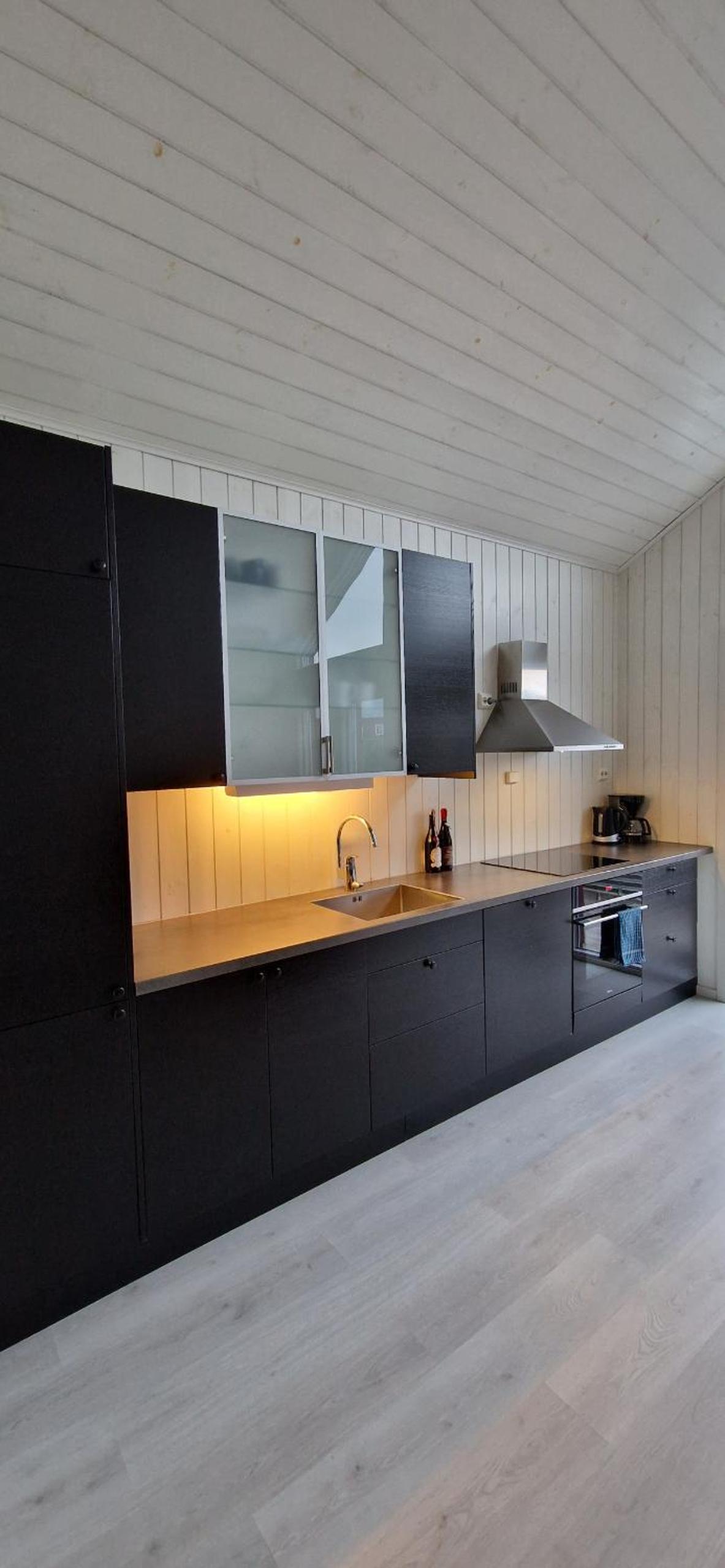 Modern waterfront rorbu with terrace and stunning sea view - free parking view 2