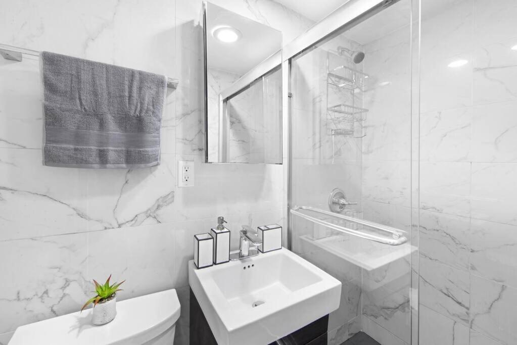 69-4B Modern Lower East Side 1BR PRIME LOCATION