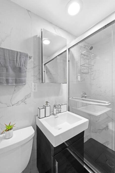 69-4B Modern Lower East Side 1BR PRIME LOCATION