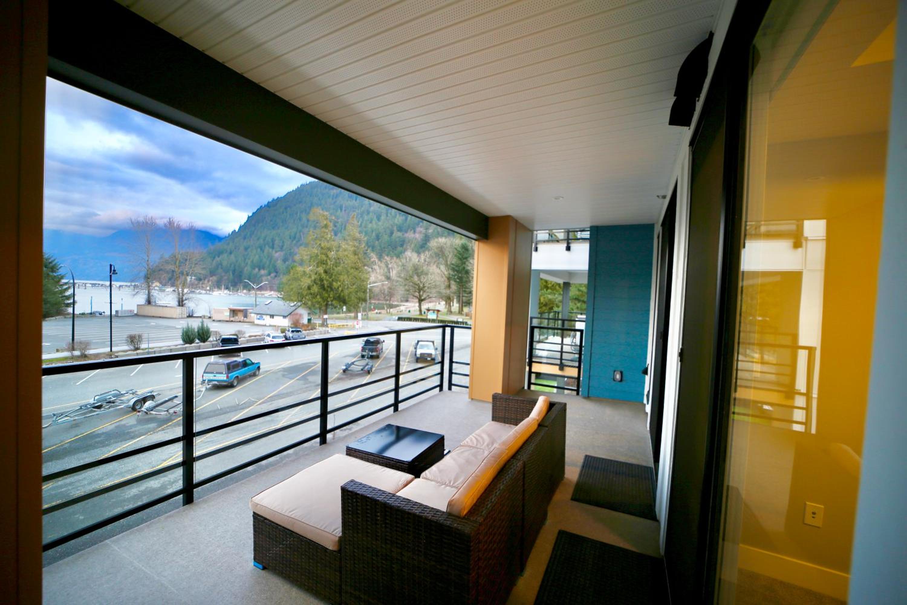 Dreamy Panoramic Lakeview 1 Bedroom plus Den - Image 5