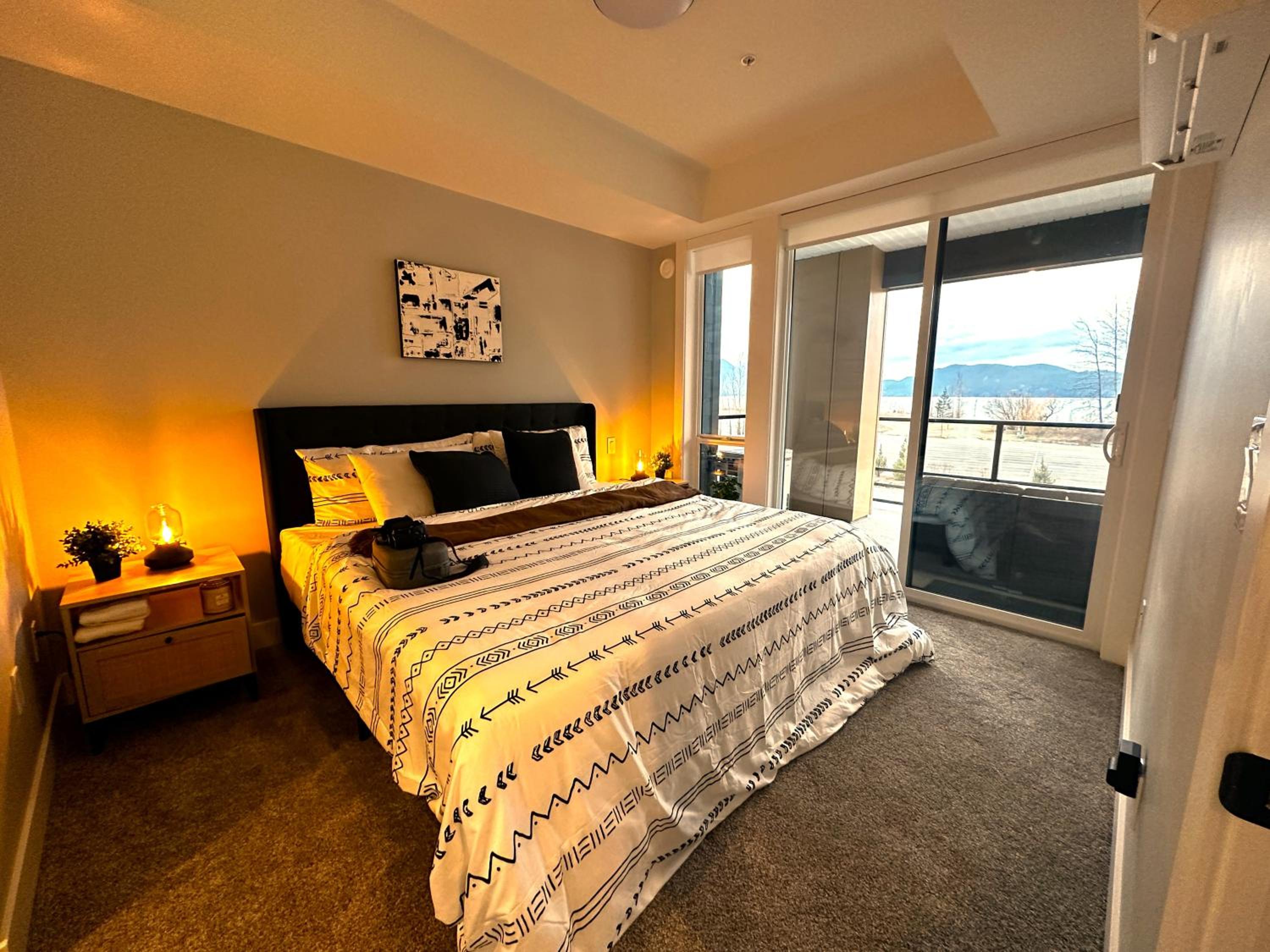 Dreamy Panoramic Lakeview 1 Bedroom plus Den - Image 2