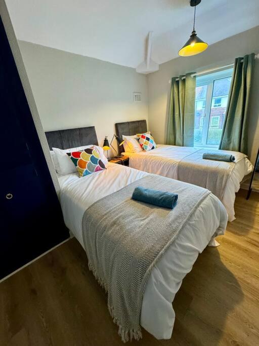 Sleeps up to 7 Perfect for Contractors Groups Stylish Home Free parking