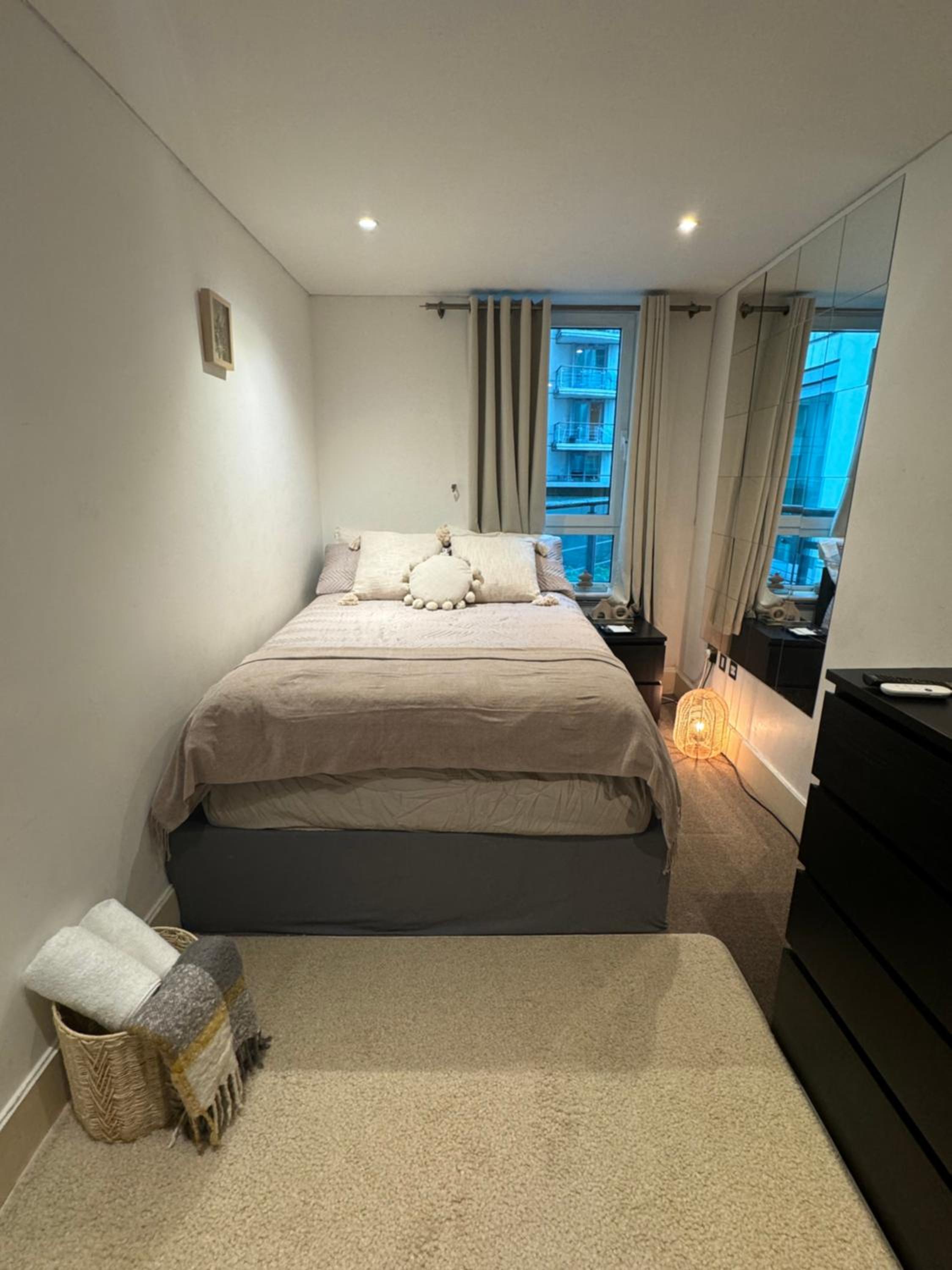 LondonEYE private bedroom in shared flat