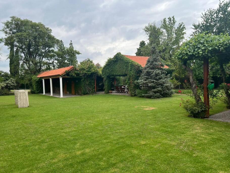 Residencia con parque en La Puntilla, Luján de Cuyo