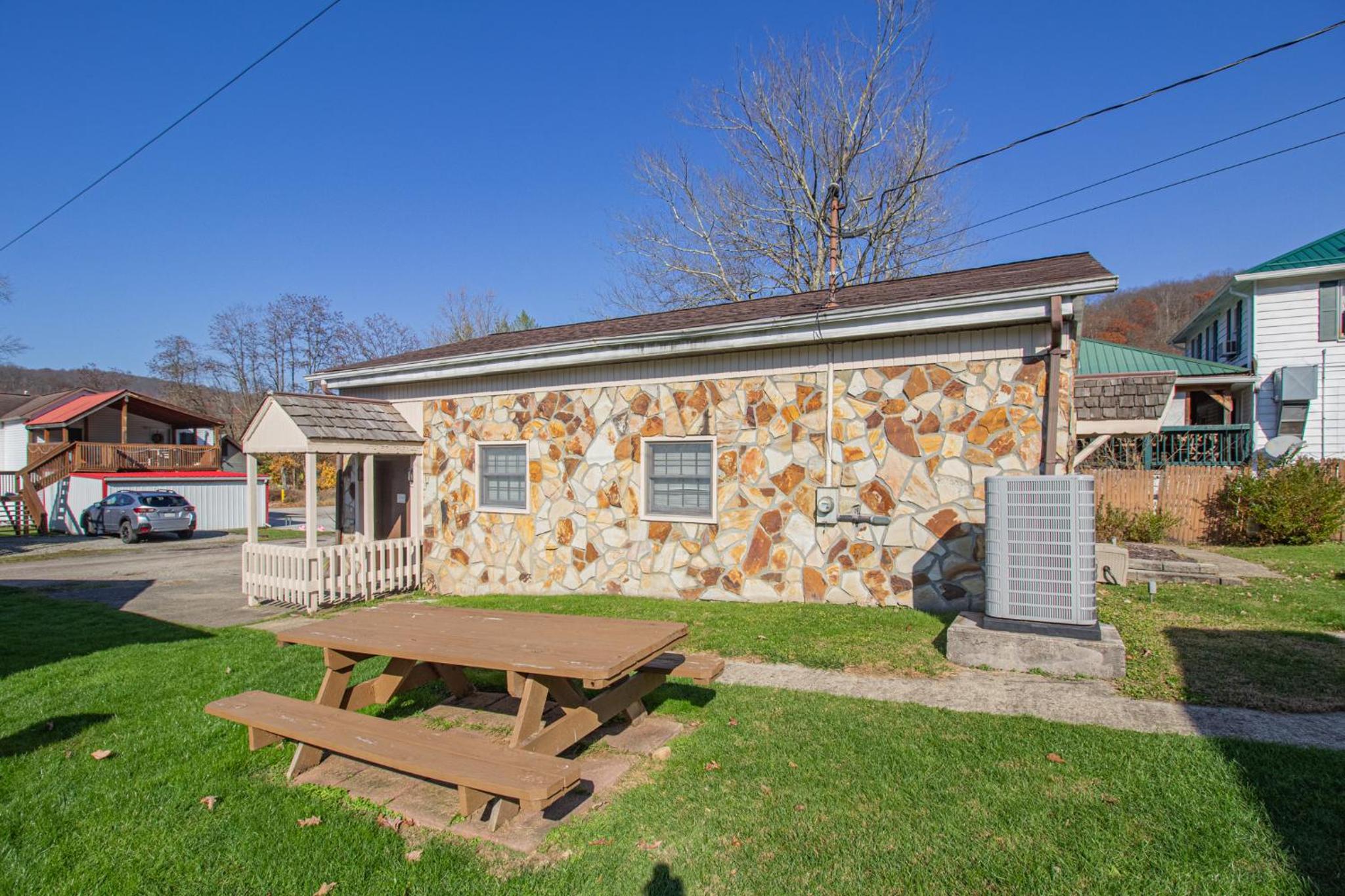 Pool Table & Hot tub - closest place to the GAP trail in Ohiopyle view 4