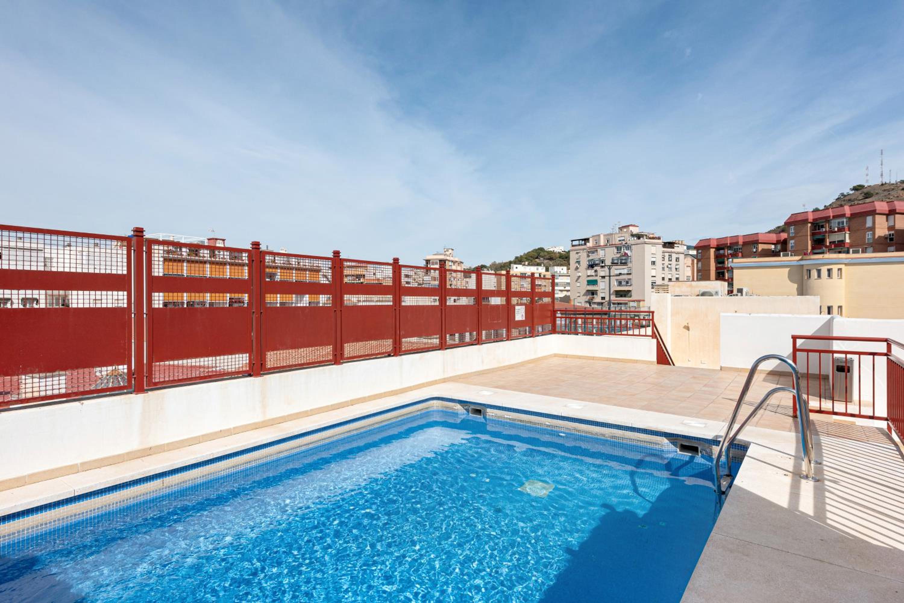 Piscina, patio privado y aparcamiento