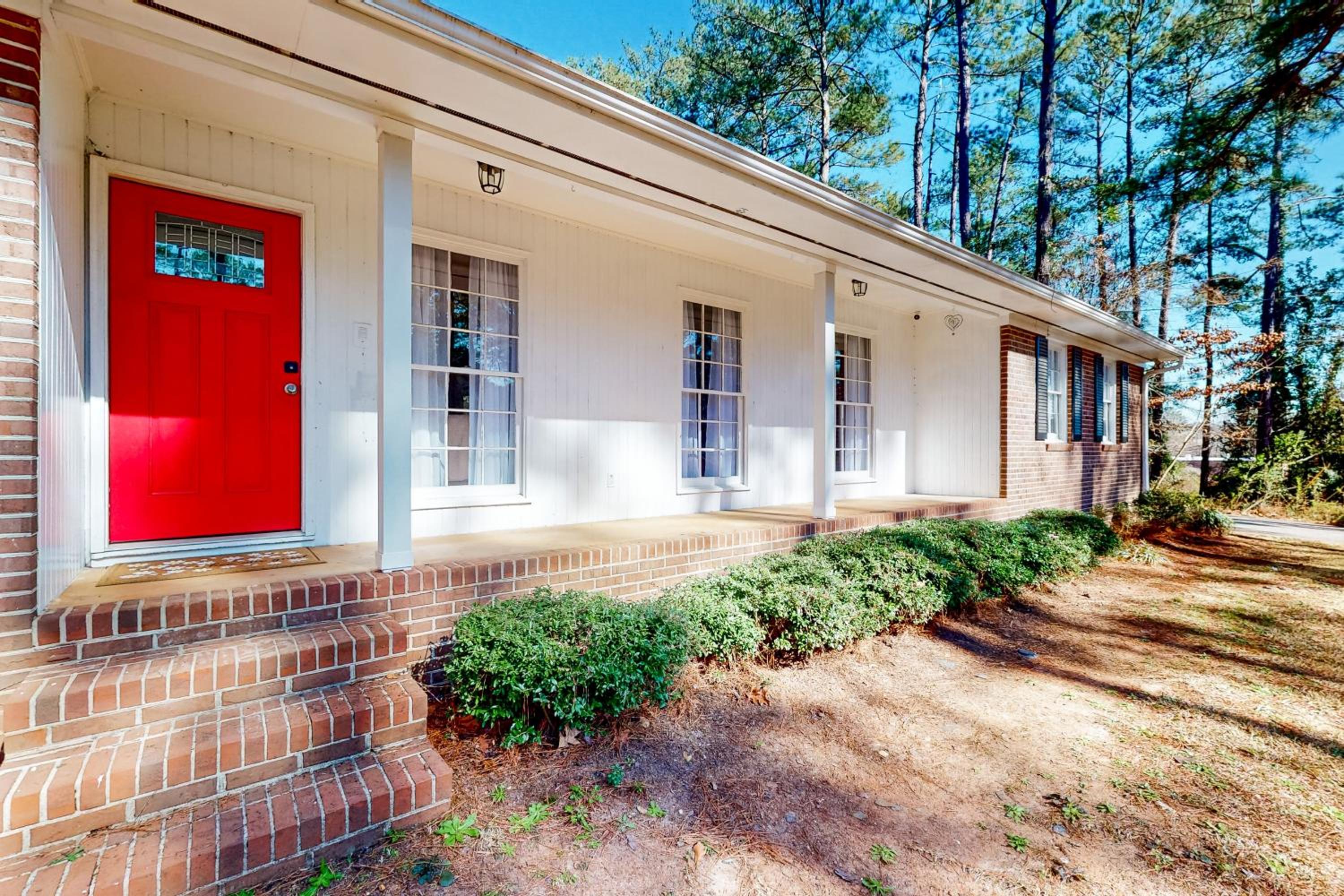6 Mi to Dtwn Macon Memories Dog-Friendly Haven
