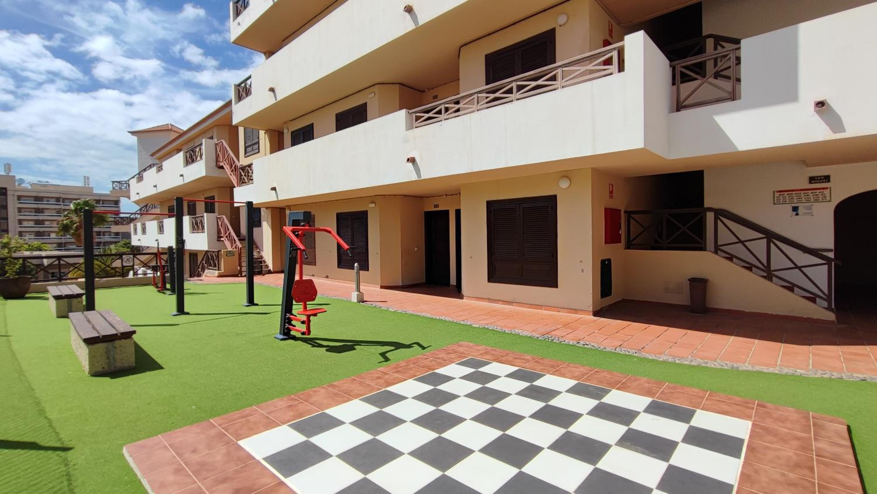 Spacious apartment with private garden in Tenerife south