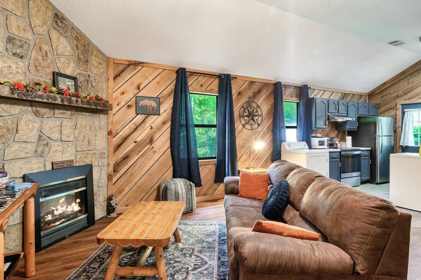 Mountain-View Cabin Hot Tub, Fire Pit & Jacuzzi view 4