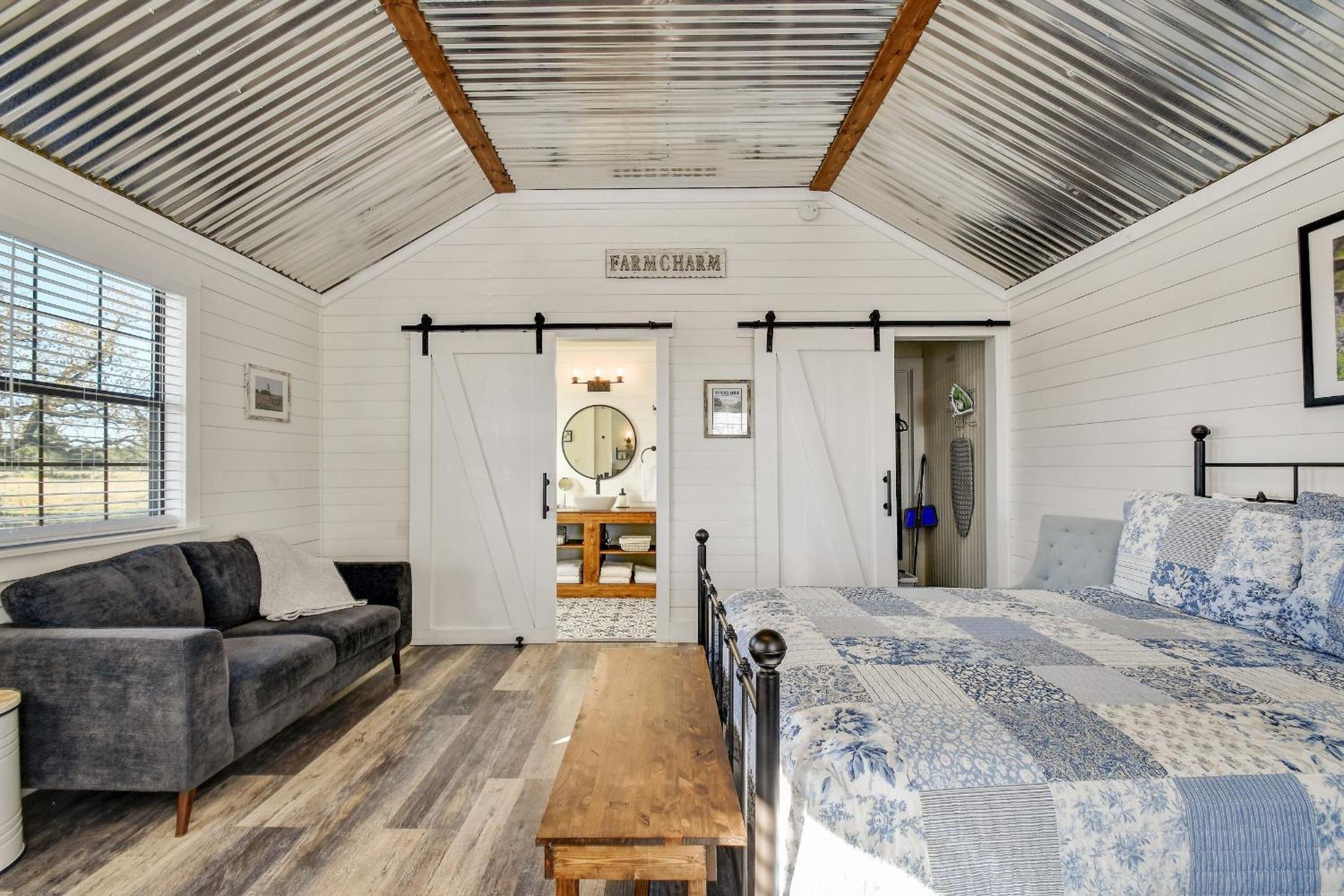 Bonny Bluebonnets Cottage with Stunning Hill Country Views view 5