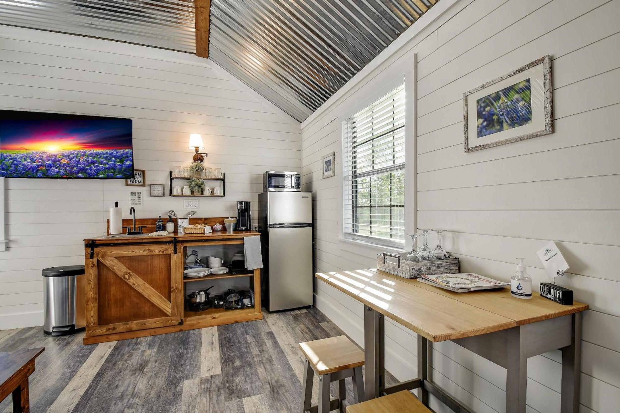 Bonny Bluebonnets Cottage with Stunning Hill Country Views view 3
