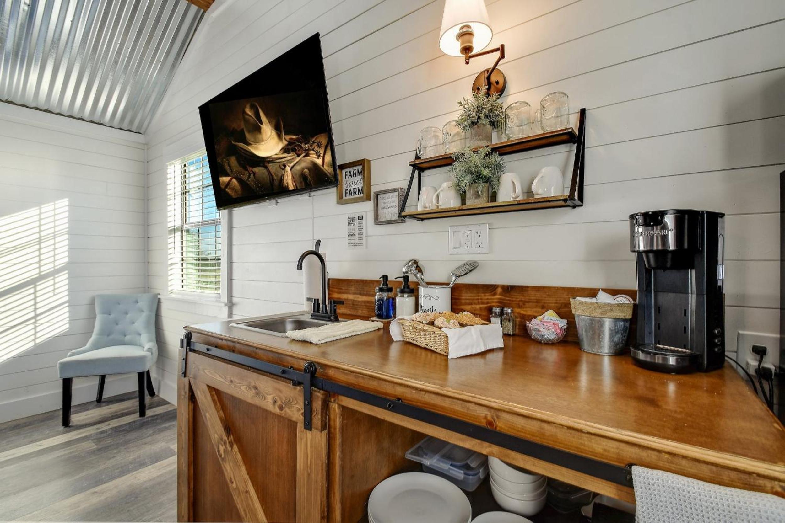 Bonny Bluebonnets Cottage with Stunning Hill Country Views view 4